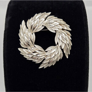 Vintage Crown Trifari Wreath Brooch Silvertone Laurel Leaf Pin Retro Classic 2"